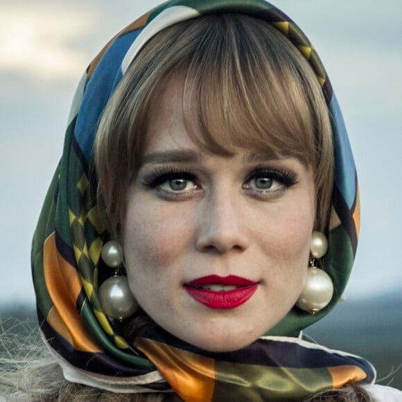 Acessórios como brincos, lenços e broches são um ponto de destaque no figurino vintage de Mariana Ximenes na minissérie