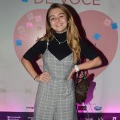 Básica fashion! Klara Castanho usa macacão xadrez, tênis preto e bolsa de grife