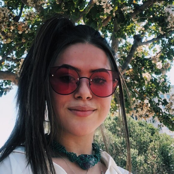 Maisa adora apostar em óculos de sol com armações diferentes e modernas