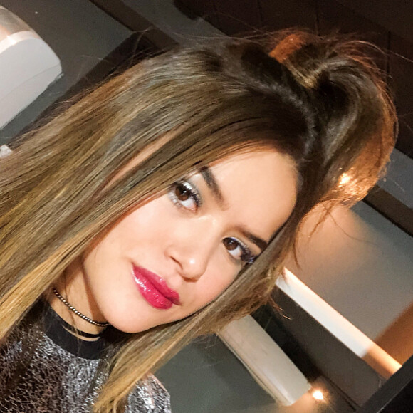 Fashion: Maisa Silva adora fazer o penteado semi-preso alto