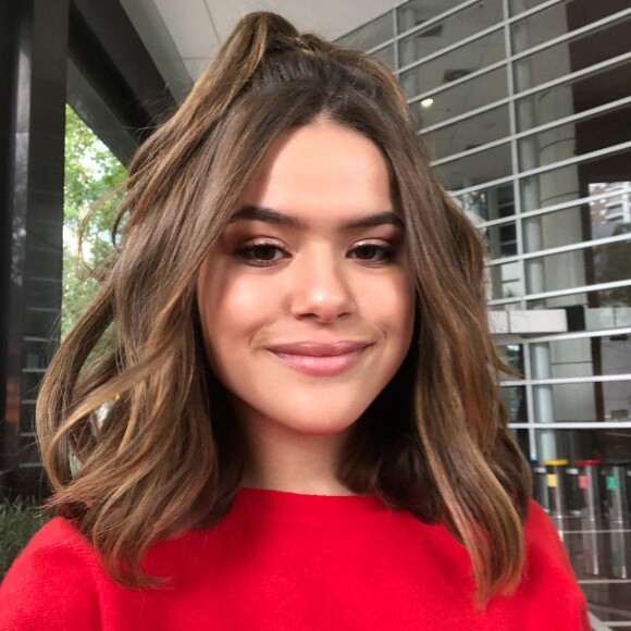 O cabelo com penteado semi-preso bem no alto da cabeça é o favorito de Maisa Silva em várias ocasiões