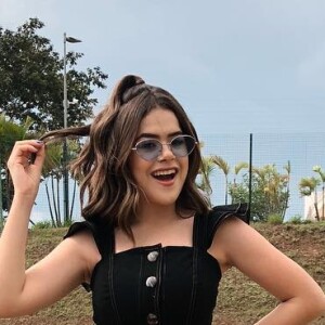 O penteado semi-preso alto aparece para dar um toque despojado e fashion aos looks de Maisa Silva