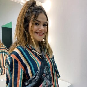 Maisa Silva gosta de fazer penteados estilosos e o half-bun é o seu queridinho. A pochete transparente deu um charme ao look da apresentadora