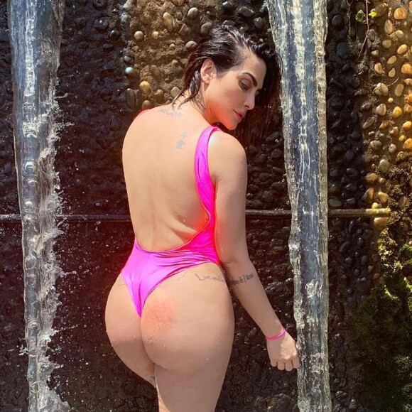 Cleo foi criticada por postar foto de fio-dental na web