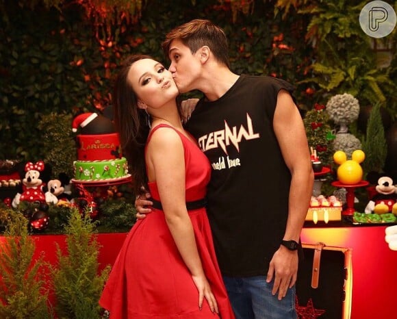 Larissa Manoela e Leo Cidade aproveitaram a comemoração da data para postar fotos de casal em suas contas no Instagram.