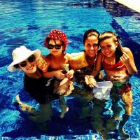 Rafa Justus curte piscina com chapéu de bolinhas no colo de Ticiane Pinheiro