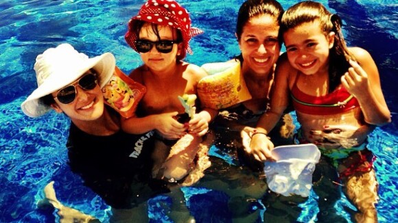 Rafa Justus curte piscina com chapéu de bolinhas no colo de Ticiane Pinheiro