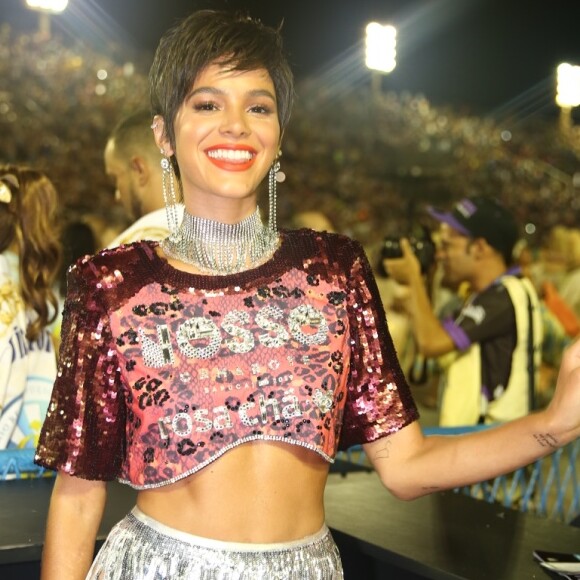 'Vou chegar lá Bruna Marquezine, cabelo curtinho, peruquinha, arrasando! Deixe comigo! Tô chegando!', afirmou Simone, irmã de Simaria, sobre seu visual neste domingo (17)