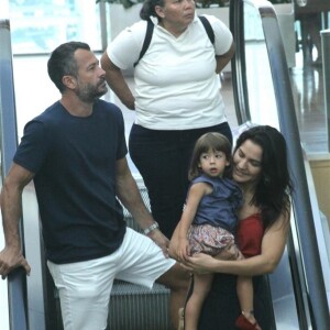 Malvino Salvador e Kyra Gracie fazem passeio no shopping Village Mall, no Rio de Janeiro