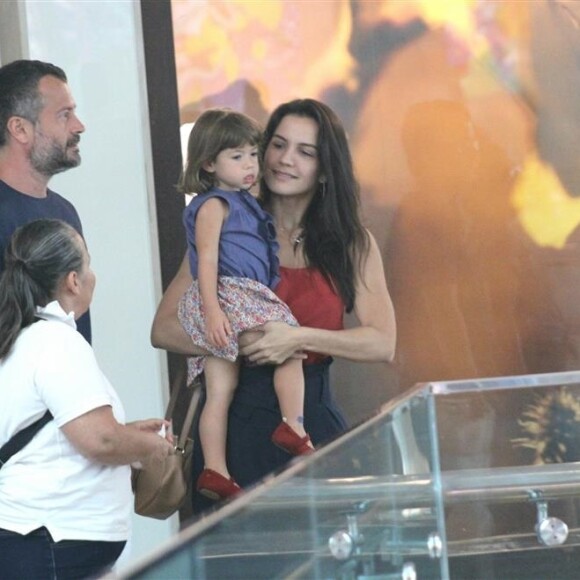 Malvino Salvador curte domingo com Kyra Gracie em shopping