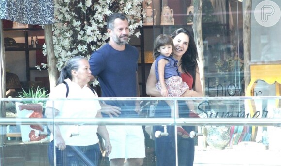 Malvino Salvador e Kyra Gracie levam a filha Kyara para passeio em shopping