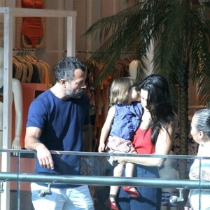 Malvino Salvador e Kyra Gracie curtem a filha caçula em passeio