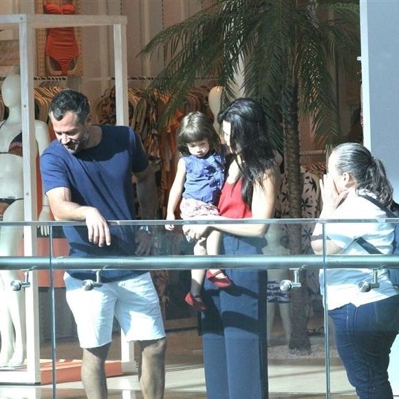 Malvino Salvador e Kyra Gracie se divertem em passeio em família