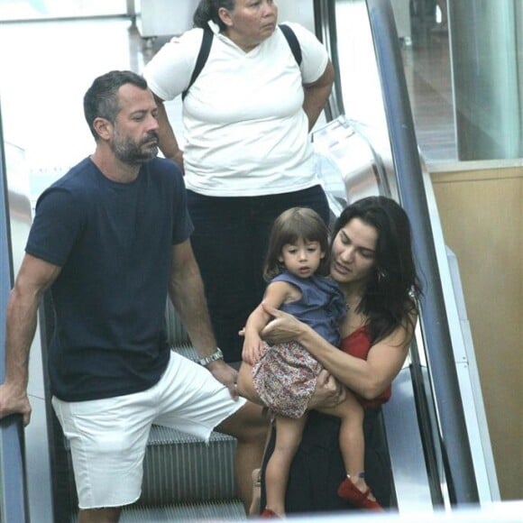 Malvino Salvador e Kyra Gracie fazem passeio com a filha caçula, Kyara