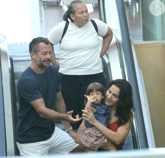 Malvino Salvador e Kyra Gracie fazem passeio em família no shopping Village Mall, no Rio de Janeiro, em 17 de fevereiro de 2017