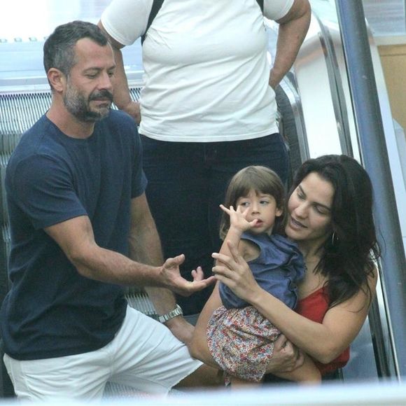 Malvino Salvador e Kyra Gracie fazem passeio em família no shopping Village Mall, no Rio de Janeiro, em 17 de fevereiro de 2017