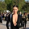 Miranda Kerr apostou em um look completo Louis Vuitton para assistir ao desfile da grife francesa