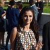 Selena Gomez escolheu um vestido da coleção resort 2015 da Luis Vuitton para assistir ao desfile da marca em Paris