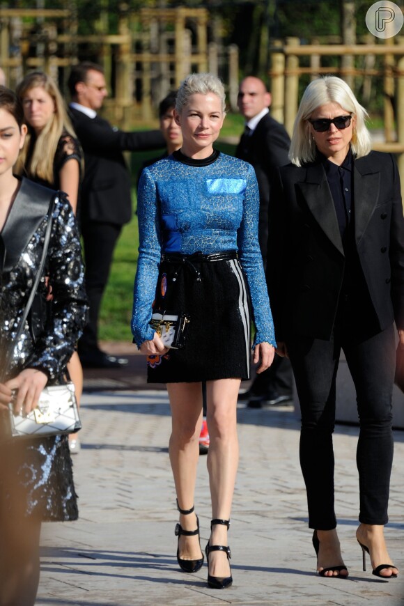 Michelle Williams apostou em um look com transparência para assistir ao desfile da grife Louis Vuitton em Paris