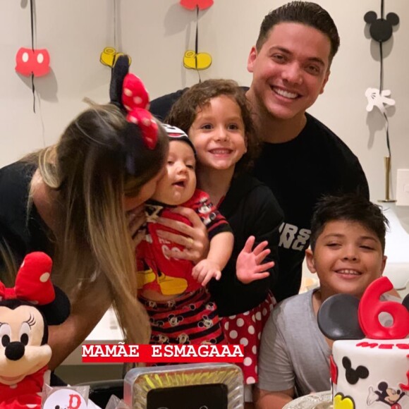 Wesley Safadão e Thyane Dantas posaram com filhos em festa de Dom