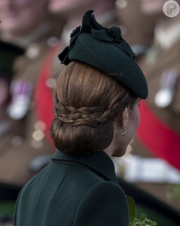Penteado de Kate Middleton no St. Patrick's day: Coque baixo envolto com tranças da lateral do cabelo. Apliques são ótimos para dar volume à esse tipo de coque