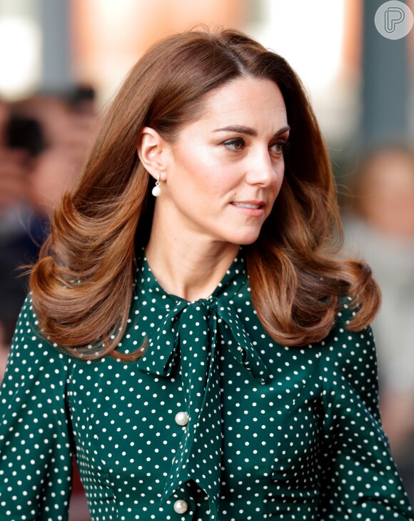 Sempre impecável, o cabelo brilhante e soltinho de Kate Middleton chama bastante atenção. Para quem não tem cabelo tão cheio quando o da duquesa vale lançar mão de extensão de fios e até de perucas