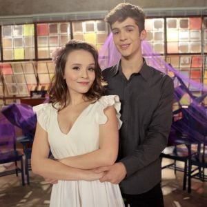 Mirela (Larissa Manoela) e Luca (João Guilherme Ávila) surpreendem ao dançarem valsa na novela 'As Aventuras de Poliana'.