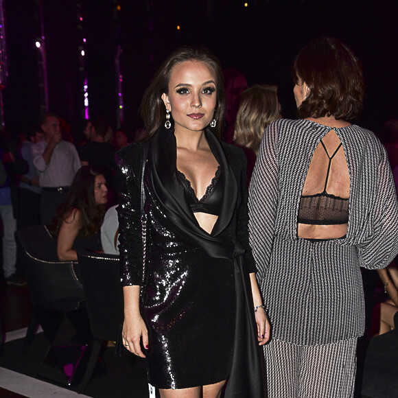 Larissa Manoela completou o styling com joias de pedrarias da marca Swaroski