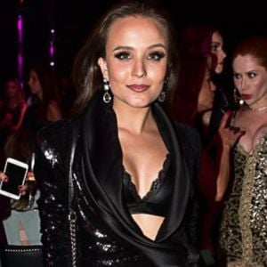 Larissa Manoela deixa lingerie à mostra em look para comemorar aniversário de Flávia Pavanelli