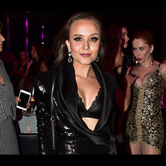 Larissa Manoela deixa lingerie à mostra em look para comemorar aniversário de Flávia Pavanelli