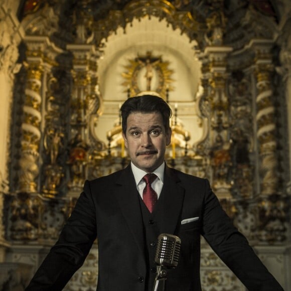 Adriano Marques Torres (Murilo Benício), na minissérie 'Se Eu Fechar os Olhos Agora', é prefeito da cidade de São Miguel e ele e a mulher, Isabel (Débora Falabella),estão na lista de suspeitos pela morte de Anita (Thainá Duarte). 