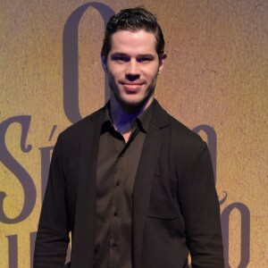 'Vim aqui no restaurante estudar as coisas da semana. Aí, pô, sacanagem. Como que eu estudo? Quer me prejudicar, brother?', brincou José Loreto com o garçom e filmando a comida japonesa