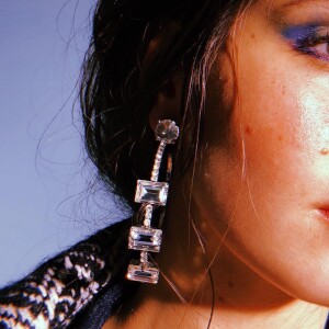Cores nos olhos de Camila Queiroz. Maquiagem feita por Carla Biriba tem glamour, cores vibrantes e pele bem hidratada
