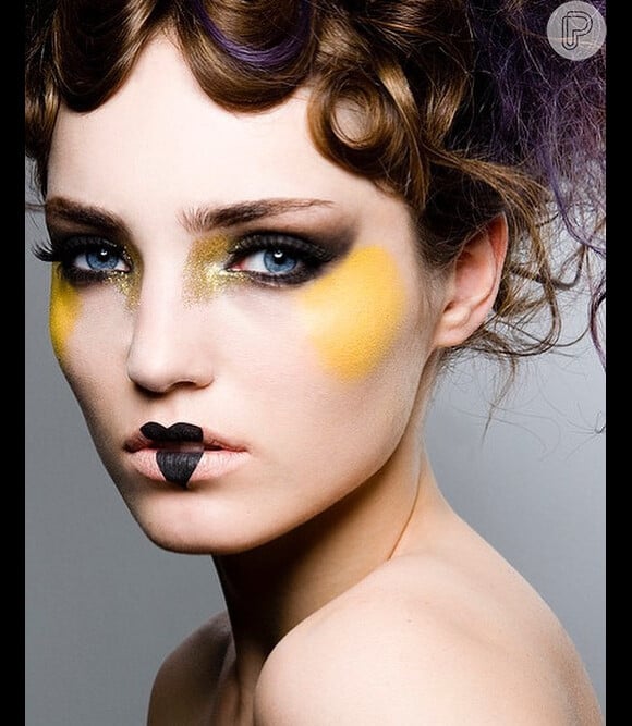 Pele mais aparente e muitas cores: a maquiadora Carla Biriba usa a maquiagem como forma de expressão. Movimento tem ganhado mais adeptos pelo Brasil