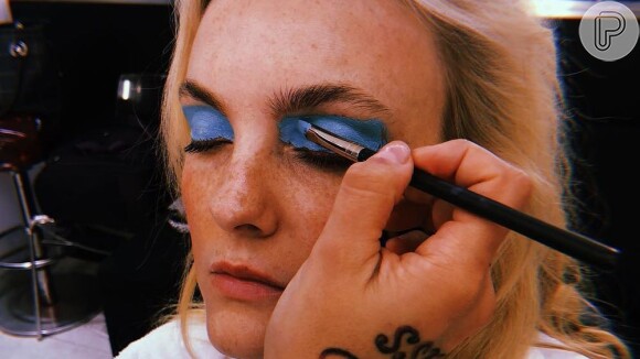 Maquiagem com cores fortes como forma de expressão, makeup artist Carla Biriba fala sobre pele fresh, glow, cores vibrantes e liberdade de criar