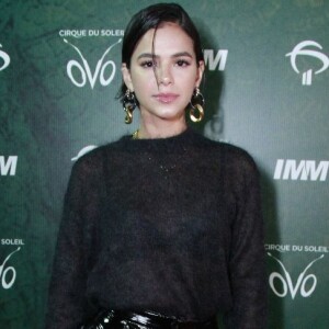Bruna Marquezine compareceu ao espetácul OVO com penteado wet hair e a maquiagem bem fresh