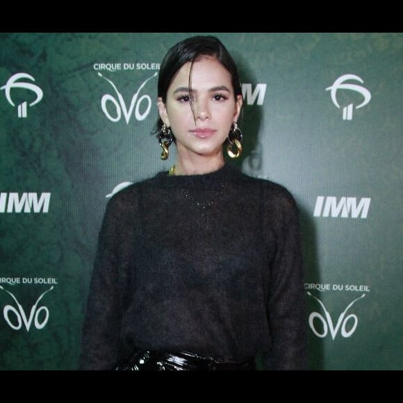 Bruna Marquezine compareceu ao espetácul OVO com penteado wet hair e a maquiagem bem fresh