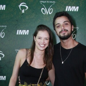 Agatha Moreira não fugiu do seu estilo e usou jeans e blusa all black. O toque de styling foi a jaqueta em estampa xadrez com fundo amarelo que está bastante em alta nesse Outono