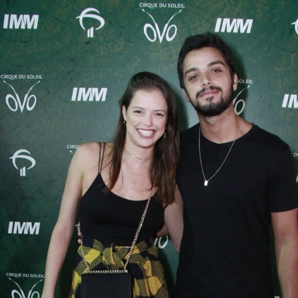 Agatha Moreira não fugiu do seu estilo e usou jeans e blusa all black. O toque de styling foi a jaqueta em estampa xadrez com fundo amarelo que está bastante em alta nesse Outono