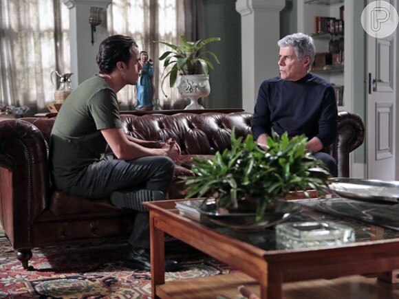 Cláudio (José Mayer) e Enrico (Joaquim Lopes) discutem após o chef de cozinha desistir do casamento com Maria Clara (Andréia Horta), na novela 'Império'