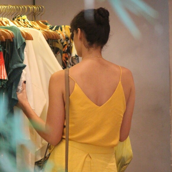 Débora Nascimento apostou em look monocromático para ir às compras