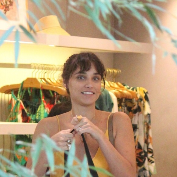 Débora Nascimento não se importou com a presença de fotógrafos nesta segunda-feira, 25 de março de 2019