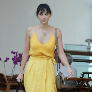 Débora Nascimento usou look amarelo em dia de compras nesta segunda-feira, 25 de março de 2019