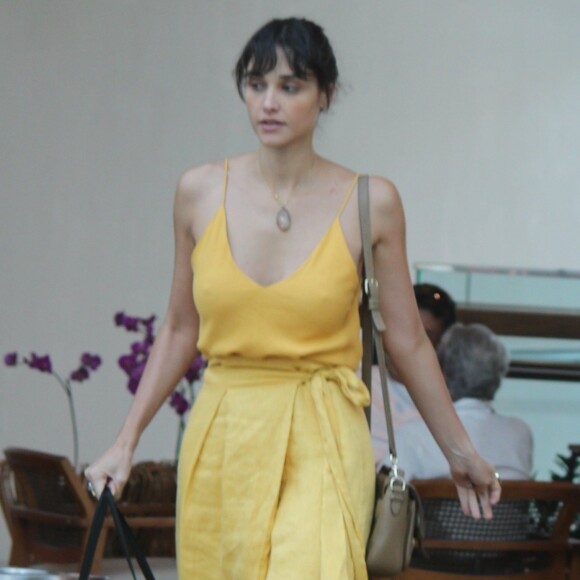 Débora Nascimento aproveitou folga nas gravações de 'Verão 90' para às compras em um shopping no Rio de Janeiro 