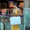 Débora Nascimento foi clicada em shopping do Rio nesta segunda-feira, 25 de março de 2019