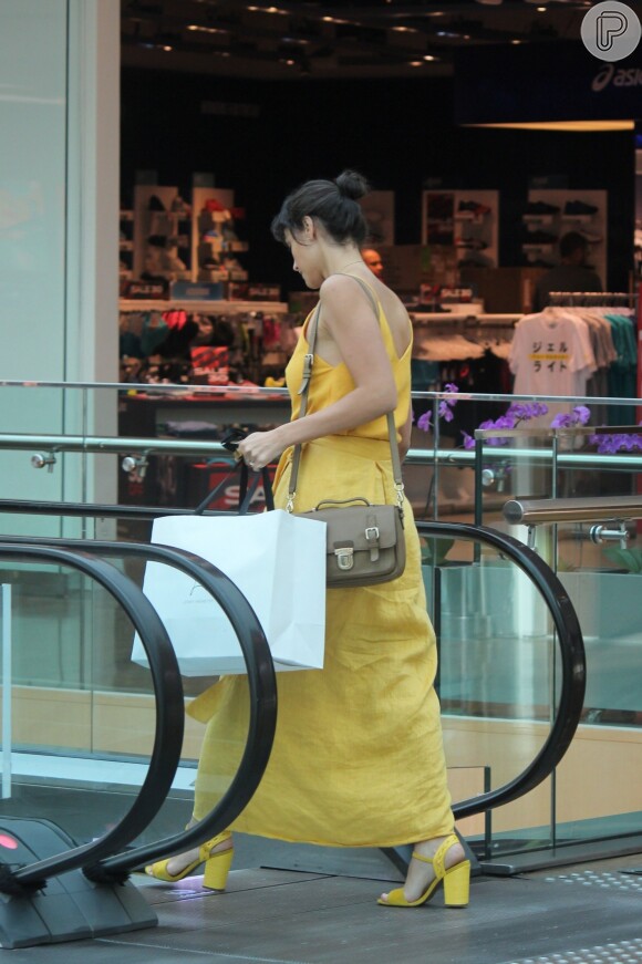 Débora Nascimento desfilou pelos corredores do centro comercial com look monocromático amarelo