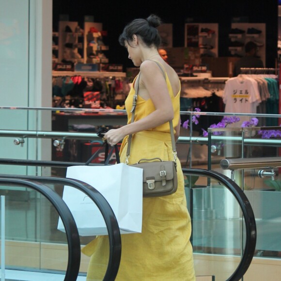 Débora Nascimento desfilou pelos corredores do centro comercial com look monocromático amarelo
