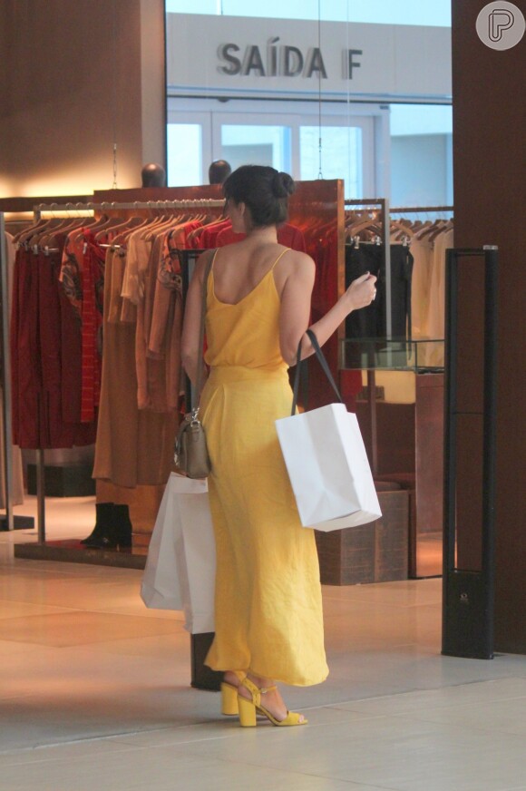 Débora Nascimentou mostrou estilo em dia de compras
