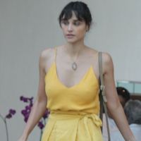 Débora Nascimento elege look todo amarelo para ir às compras no Rio. Fotos!