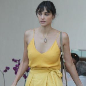 Débora Nascimento usou look todo amarelo em dia de compras no Rio de Janeiro nesta segunda-feira, 25 de março de 2019